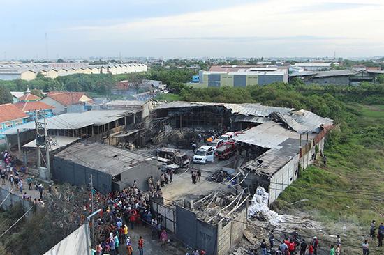 印尼首都雅加达烟花厂爆炸救援现场 。 视觉中国 图
