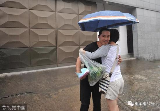 ▲2012年9月5日，快男阿穆隆于杭州某监狱刑满释放。阿穆隆走出监狱与迎接他的经纪人拥抱。    图/视频中国