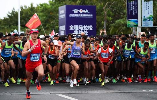 2017年2月26日，2017海南（三亚）马拉松赛开跑。 资料图