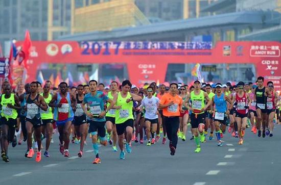 2017年1月2日，2017建发厦门国际马拉松赛开赛。新华社记者 魏培全 摄