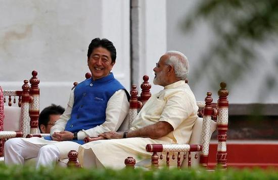 9月13日，印度古吉拉特邦最大城市艾哈迈达巴德，访问的日本首相安倍晋三和印度总理莫迪交流。 资料图