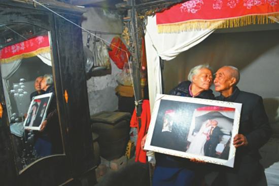 志愿者为13名抗战老兵拍金婚照 婚龄最长的70年