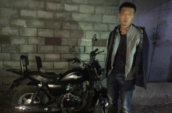 嫌疑人指认盗窃的摩托车。警方供图