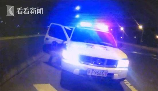 13岁少年高速上徒步流浪 自称被继父半路抛弃