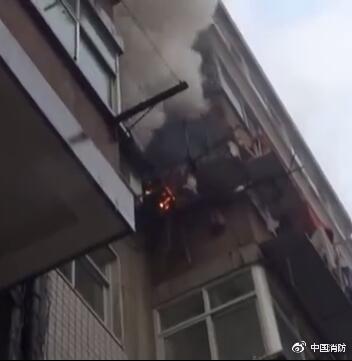 男子围观居民楼火灾还吐槽 结果发现是烧自己家