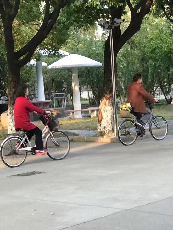 下课后，两人骑自行车回家。