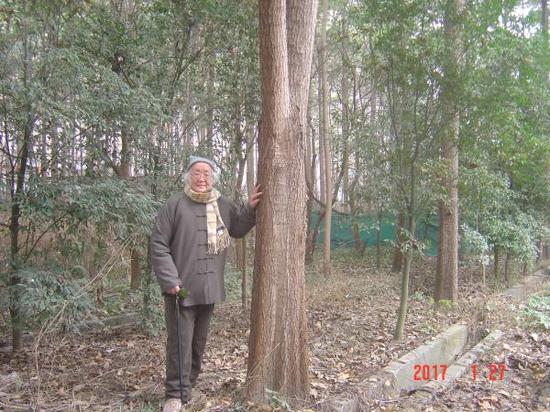 2017年春节，熊济华在园子里留影，感慨“树木自己长这么大了”  熊凯鸿 摄