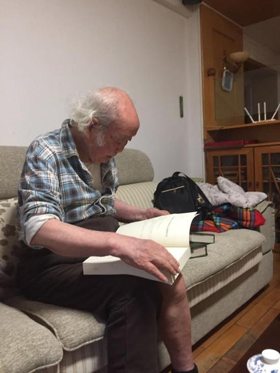 即便95岁高龄，遇到不认识的树木，熊济华还是会翻书查阅