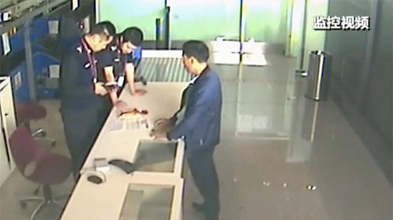 战士营救落水外国人:中国军人不会见死不救!|军