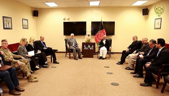 图为阿富汗政府发布的蒂勒森与加尼会晤的照片