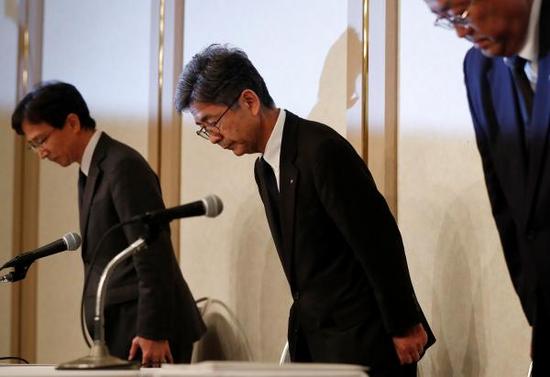 当地时间2017年10月20日，日本东京，神户制钢公司执行副总裁NaotoUmehara（中）出席新闻发布会，就神户制钢所造假事件道歉。
