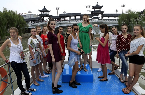 俄美女模特爱上中国 称中国人会让她们用很多化妆品
