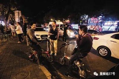 ▲2015年9月25日，簋街某饭店门前，三名代驾在聊天（图文无关）。 新京报记者彭子阳 摄