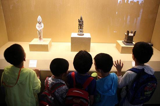 小朋友在苏州博物馆欣赏文物展品。视觉中国 资料