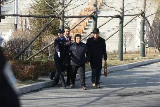 2016年12月2日，法院改判聂树斌无罪，聂母走出法院。 新京报记者王飞 摄