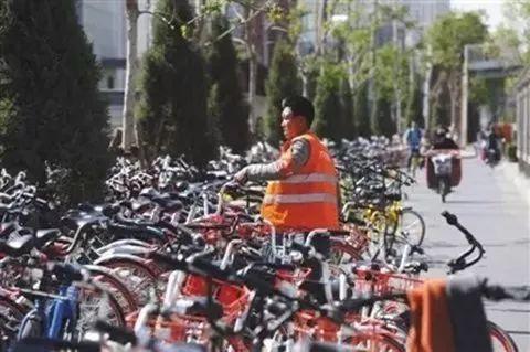 ▲街头停放的共享单车 新京报记者 王飞 摄