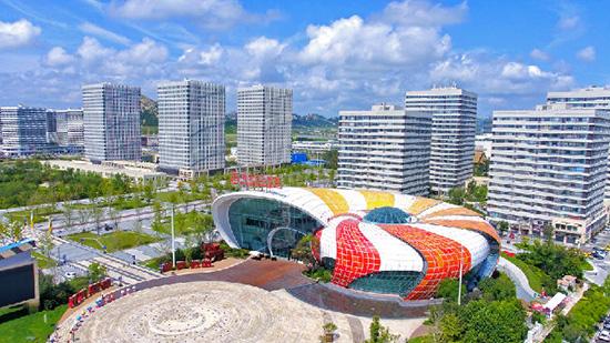 航拍灵山湾影视文化产业区。青岛日报新闻客户端 图
