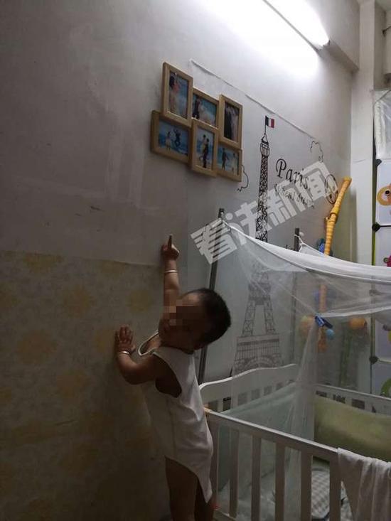 小宝指着墙上的照片喊爸爸