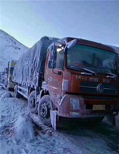 青藏公路唐古拉段遇雪堵车 司机零下20度抱团取暖
