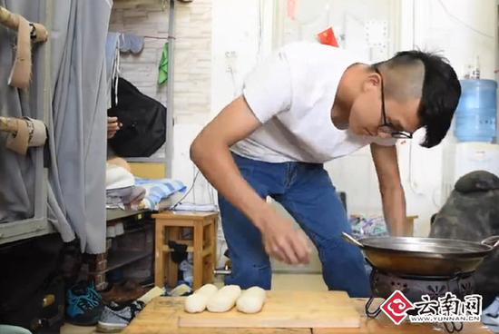 这名大学生宿舍做美食走红网络 有老师建议让他去食堂做饭