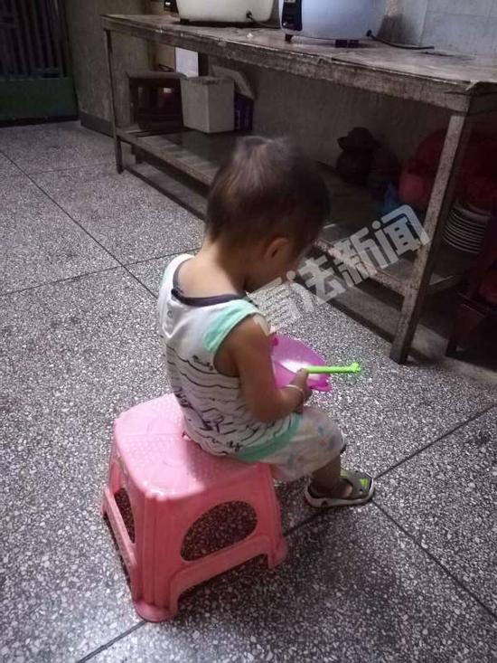 平时是奶奶在照看小宝，奶奶忙的时候，小宝只能自己呆着