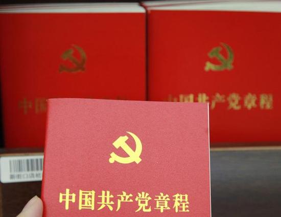 各地纷纷掀起学习研讨新版《中国共产党章程》的热潮。   视觉中国 图