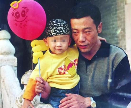 刘昌宇离家出走前，抱着自己儿子小新开心地拍照。  辽沈晚报 图