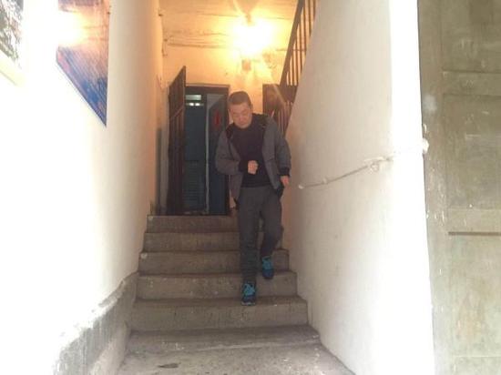 唐毅生病后，家人在楼道旁栓上一根绳子，方便他上下楼梯。澎湃新闻记者 陈雷柱 图