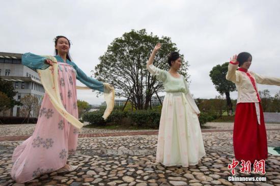 女子天天穿汉服已五年没买时装 家里汉服50多套