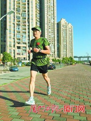 73岁退休警察坚持晨跑 10年间跑完77个马拉松