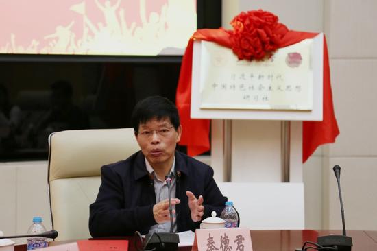(秦德君教授做首场理论讲座)