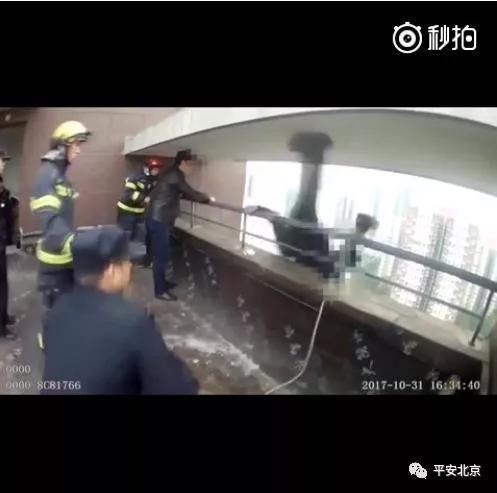 一秒的时间，民警纵身一跃将轻生男子死死抱住