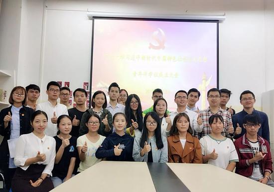 研学社成员与校团委老师合照