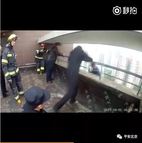 男子因感情纠纷在21层轻生 民警舍身一跃救人(图)