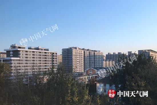 今晨北京天气晴好,体感寒冷。