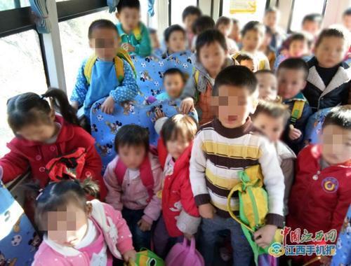 幼儿园老师为早下班让两车孩子挤一车:19座挤36人
