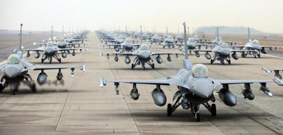 韩国空军的美制F-16机队。韩军装备有大批先进的美制武器，表面光鲜亮丽的背后，却也承受着难以名状的负担与制约。