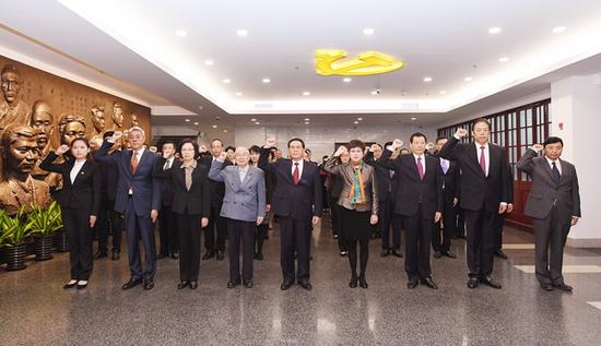 11月3日,中共中央政治局委员、上海市委书记李强,上海市委副书记、市长应勇,上海市人大常委会主任殷一璀,上海市政协主席吴志明,上海市委副书记尹弘和全市基层党员代表集体瞻仰了中共一大会址、中共二大会址和中共四大纪念馆,重温入党誓词,铭记奋斗历程。 陈正宝 刘歆 摄
