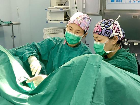 上海市第一妇婴保健院刘铭医生团队正在实施宫颈环扎手术。本文图片均由上海市第一妇婴保健院供图