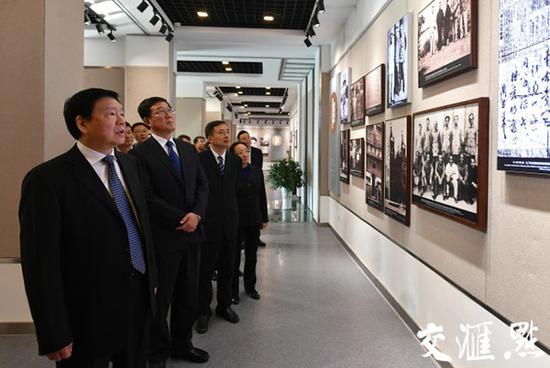11月2日,江苏省委书记娄勤俭到淮安瞻仰周恩来纪念馆、周恩来故居。 交汇点 图