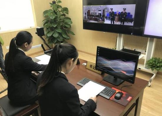 河南省郑州市金水区检察院利用远程出庭支持系统实现三方远程庭审。 大河客户端 图
