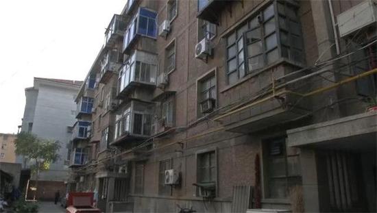小伙帮女邻居灭火后 持匕首返回威胁只抢财不抢色