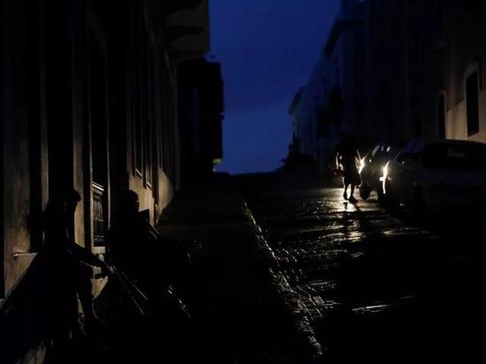 10月12日，夜幕下，波多黎各首府圣胡安老城影影绰绰