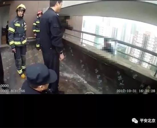 楼顶飞身救人民警:怕刺激轻生者 安全绳系脚上