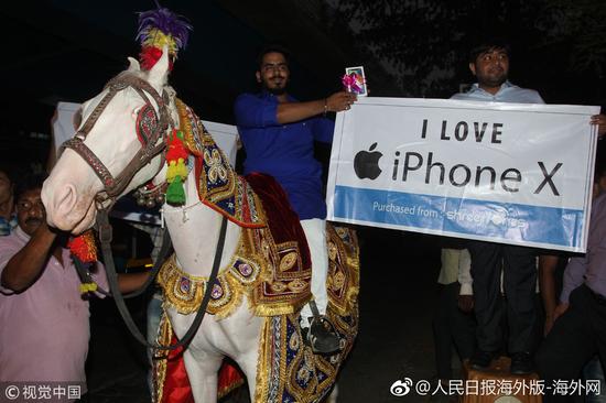 印度小哥买iPhoneX排场大:骑马前往 后跟乐队(图)