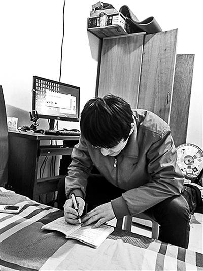 安徽交“白卷”考生十年后再战高考 当年白卷上写满“教育宣言”