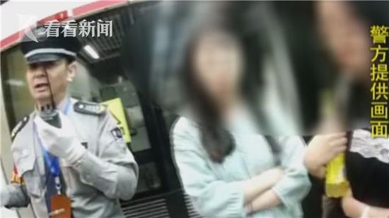 女大学生地铁遭遇咸猪手 自拍视频取证捉色狼