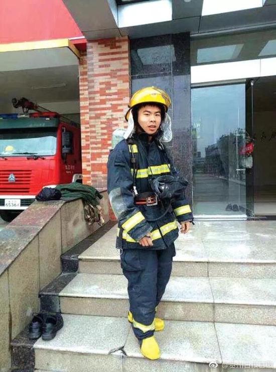 21岁消防员徒手刨土救伤员牺牲 公安部批准为烈士
