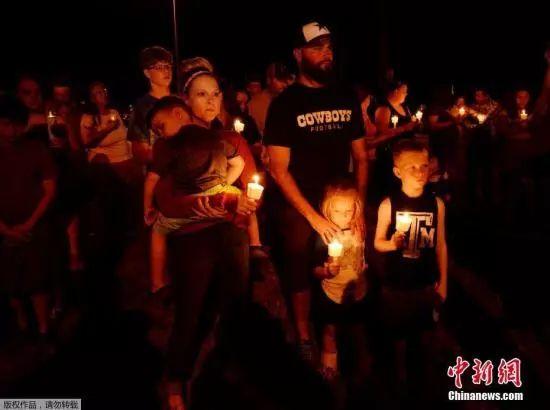 事件发生后，当地民众手持烛光，为遇难者默哀。