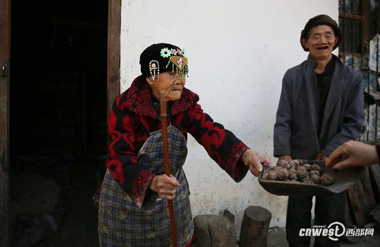 毛秀云13岁嫁给了比自己大10岁的同村人，一生中生了13个孩子，但只成活了2男2女。老伴去世已20多年。
